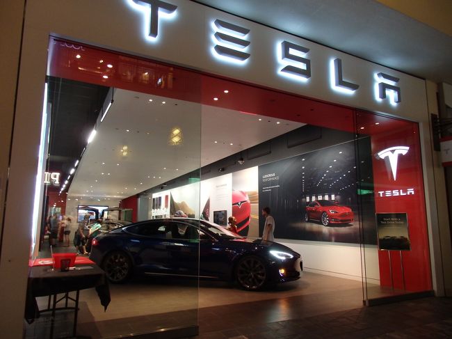 【TESLA】<br />車好きの息子が目ざとく見つけた、テスラのショールーム。日本で４ヶ所、東京には南青山だけ。日本のショールームだと気後れしてとても入れないけど、ここなら入れるかな。と息子は最初遠巻きに車を見ていましたが、チャンスとばかりに素早く入店((((((((((｀▽´；)さささ