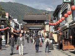 善光寺前の仲見世通り。善光寺の仁王門をくぐると左右に宿坊や50軒余りの土産店、飲食店が軒を並べる仲見世。参道にはここでしか味わえない名物グルメがいっぱい。