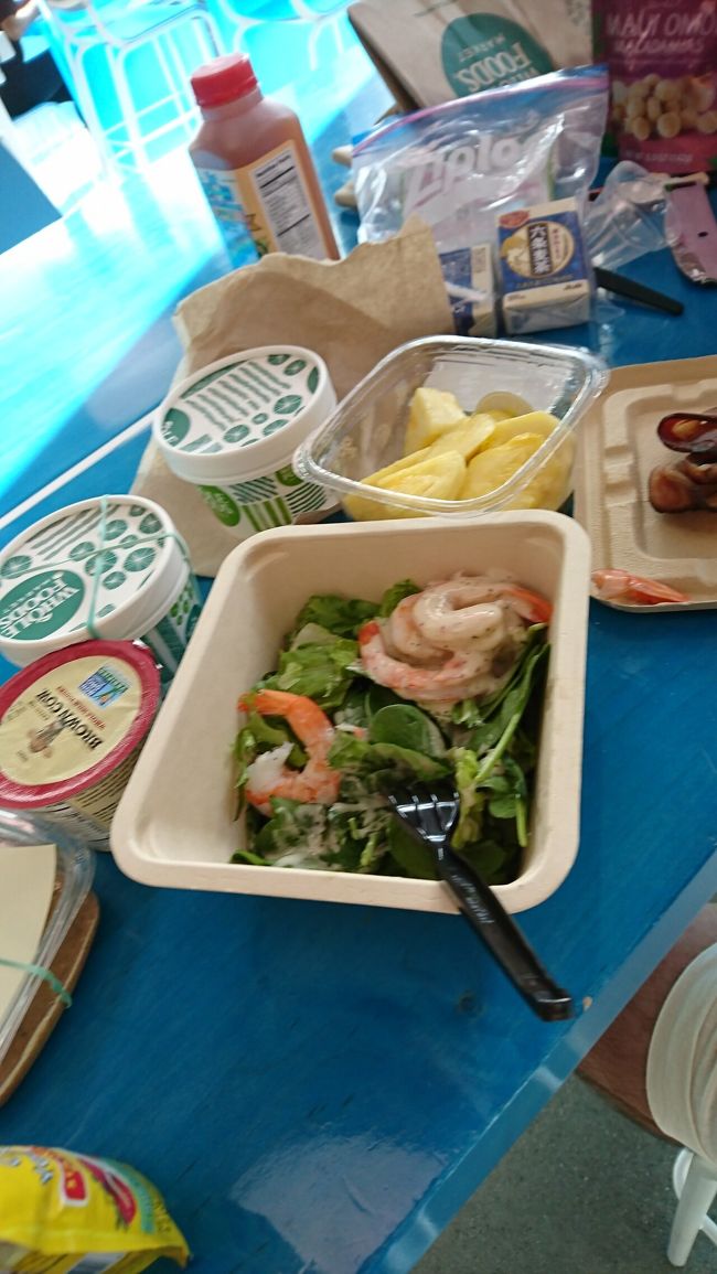 朝ごはんをホールフーズで買って二階で食べました