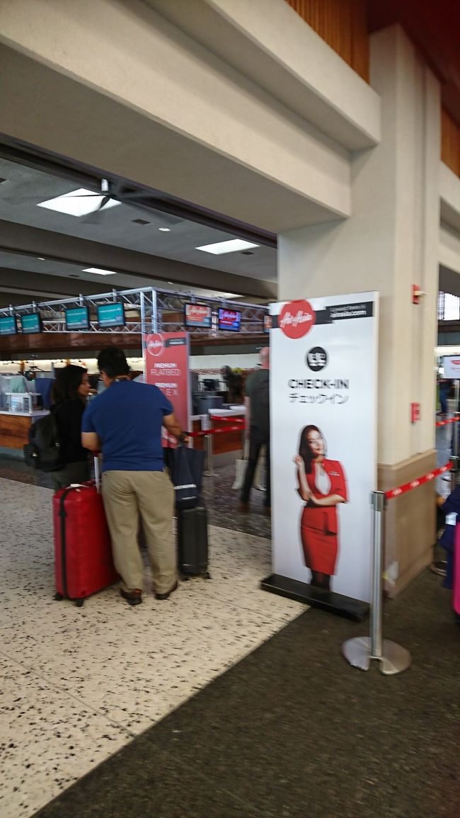 12時にチャーリーズタクシーが迎えにきて空港へ