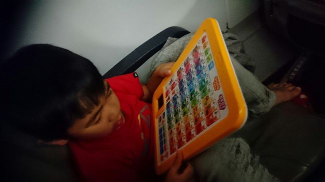 エアアジアの機内では今ひらがなにハマってる息子はひらがなボードでずっと遊んでました。娘は食べることが大好きなのでひたすらお菓子と飲み物あげてました。<br />無事日本に帰国！<br />今回も沢山遊んだハワイ旅でした！