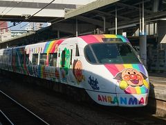 ホテルに戻ってひと眠りした後、松山駅へ。
アンパンマン列車発見！