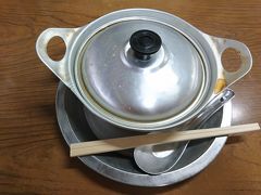 メニューは鍋焼きうどんとお稲荷さんのみです。

アルミのお鍋で出て来ました。なんかねぇ、地元民には蓋を外してあげてるんだけど、旅人には蓋をしたまま。よくわかってらっしゃる。
