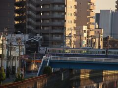 朝陽が眩しい！！
京橋駅へ急ぎます。