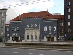 １９２６年に映画館として建てられたこの建物今は「Vene Teater」という劇場になっております。veneはエストニア語でロシアを差す言葉で訳せばロシア劇場となります。その名の通りロシアで書かれた脚本をもとに演劇を行っておりロシア系住民を中心にタリン市民からも人気が高いそうです。ソビエト占領下の１９４８年にロシア語の劇場としてオープンしました。紆余曲折ありましたが独立回復後もロシア語の、ロシア人の劇場としてタリン市民を楽しませてきています。