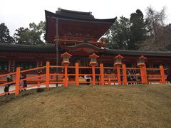 １１＜本殿＞
朱色が目にも鮮やかな春日大社本殿は、ご祭神「春日神」を祀る建物で、奈良時代後半に創建されました。
現在の本殿は江戸時代末期の建築ですが、手入れがしっかりとされ、とても築150年以上とは見えません。