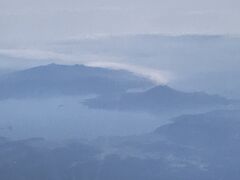 桜島は今日も噴煙。日本地図の上を飛んでます。