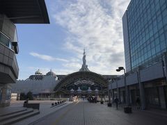 駅の時点でサンリオの存在感に圧倒されながらもそこから徒歩10分ほどでサンリオピューロランドが見えてきました。
ピューロランドは完全屋内型なので、ココまで来ても中がどうなっているのか全く想像もつきません。
