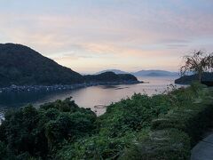 道の駅「舟屋の里公園」はトイレもきれいで夜は駐車場のライトも消えて静かでぐっすり眠れました。
結構沢山の方が車中泊されていました。
道の駅は9時から17時までしか営業していないので、夕食は他で済ませてこなければいけません。
営業外の時間はジュースなどの自販機しかありません。