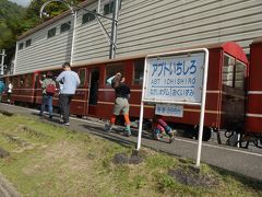 退屈なんてする暇もなく、アプトいちしろに到着！

ここからがアプトラインの山場ですね。
アプトいちしろ駅”～“長島ダム駅”間は、日本の鉄道路線で最も急な区間なので、アプト式機関車を連結させて上り下りしていきます。