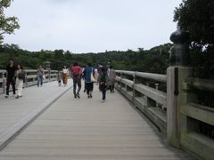 五十鈴川に架かる宇治橋です。

神宮の表玄関になるこの橋が日常の世界と
神聖な世界の架け橋だとか。
