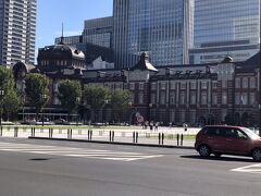 「東京駅」

昨日の朝、はとバス待っている間、私だけ写真を撮りに来ました。

どうやっても、全体が収まり切れないね。
なんか近くに入れるビルがあってそこからなら全景が見渡せるはず、と夫は言ってたけど。