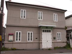 隣には当時レイモンさんが住んでいた家が残されていました。
コンクリートっぽいけれど木造だそうです。
せっかくなら、この建物を整備して展示館にすればいいのに…と思っちゃいますが…。