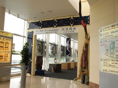 飛行機の時間まで1時間半ほどあるので、空港内を散策してみました。
2階にギャラリーがあります。