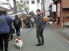 いざ、朝ごはんを求めて宮川の朝市へ。
朝ごはん替わりと、
明日の午前中、買い込むお土産候補を探します。