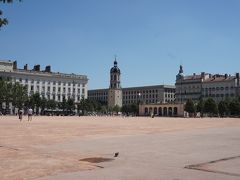 ”ベルクール広場（Place Bellecour）”に出ました。めっちゃ広い！