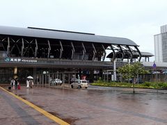 ●高知駅

昨日、高知空港からずっと乗ってきたレンタカーを返却するため、「高知駅」まで移動してきました。
未だ雨は降り止まず、結局、今日は１日どんよりとした空模様だったなぁ。