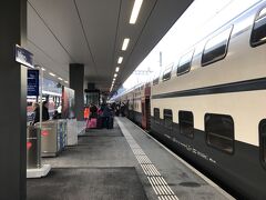 列車は途中、Zürich Hbf.（チューリッヒ中央駅）・Bern（ベルン）・Thun（トゥーン）・Spiez（シュピーツ）に停まり、Visp まで2時間20分で移動します。

路線の線形もよく速度がかなり出せますが、線路の状態が良いため揺れはありません。そのうえこの列車は客車列車でモーターもついていないため非常に静かで、Bernを出たあたりから寝てしまいました。気が付いたら乗り換え駅のVisp。