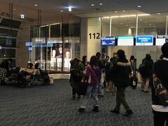 この時間にラウンジにいる人間はもれなくJAL041便の乗客でありますし、これをもってラウンジも閉館しますので、搭乗時間になるとグランドサービスから自動的にお呼び出しがかかります。居眠りして乗り遅れなんて心配もありません。

ラウンジサービスの実施を知らない人もちらほらいたようでした。発券時にも特に大々的にアナウンスされるわけでもないですから、知らないと勿体ないですね。