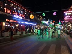 写真は、パブ・ストリートきっての有名店レッド・ピアノ：Red Piano。正統な観光客である私も、1階のテラス席に座って一杯体験した。その日の客層は、欧米系7割、アジア系3割くらいだった。店員さんの応対は、普通に可もなく不可もなく。ガイドブックのとおり、チップ不要のお会計制度だ。