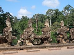 門の外側のお濠を跨ぐ道沿いには、大きくて百面相の人面彫刻がずらりと並んでいて、壮観というか、とってもユーモラス。一部は明らかに修復済みだった。

こういう光景がヒントになって、人面妖怪がいっぱいのアニメや、シュールな芸術作品ができたのね、と内心ほくそえんでいた。クメール芸術って、すごい。