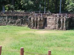 3）象のテラス、癩王のテラスは良いセンス

バイヨン遺跡の続きにあるのが、象のテラスと、癩王のテラス、という”ヒナ壇”。軍隊の閲兵場だったそうだ。

象や、象の鼻を上手にデザインした芸術的センスが素晴らしい。