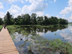 11　水辺のニャック・ポアンは、すがすがしく　　

「からみつくヘビ 」という意味のニャック・ポアン：Neak Pean　遺跡は、周囲の池に映る青空と真っ白な雲が、とても広々とした空間を創っていた。崩れた石組みと熱帯樹とヒンドゥー彫刻ばかり目にしていたので、とても新鮮で開放感があった。