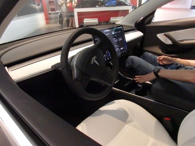 あっ！店員さんが来たC= C= C= ┌(;･_･)┘ﾄｺﾄｺ<br />別に悪い事した訳じゃないけど、早々と退散します。息子は高級車にお目にかかれて嬉しそうでした( v￣▽￣) ｲｴｰｲ♪