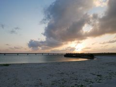 伊良部島から宮古島に戻り市街地で島の駅などお土産屋さんを見て回った後（狙っていたマンゴーのスイーツは時期外れで食べられず。。）、夕日を見ようと太陽に向かって車を走らせたらいい具合にビーチに辿り着きました。