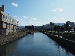 小樽運河に出ました。

竜宮橋から中心方向を眺めています。
反対側から先は北運河と呼ばれているエリア。
