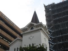 日本最初のプロテスタント教会
横浜海岸教会（にほんキリスト教会）
1872年創立。
最初の教会は関東大震災で焼失したため、1924に再建。
その後2013年から2014年にかけて大改修工事が行われたとのこと。
横浜市の「ヨコハマ都市空間演出事業」の一環として、横浜市認定歴史的建造物（1989年認定）である教会堂建物を、1988年より日没から午後10時まで毎日ライトアップしているとのことです。

中には入れませんでしたが、歴史を神さまと共に見つめてきた教会です。
大地や海を通して祈りが流れています。