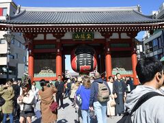 浅草雷門、連休も終わった平日ですが、ビックリするほどの人出です。