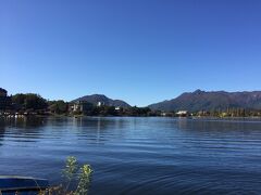 最後に河口湖から富士山を見て行こうと、河口湖の旅館街にあった無料駐車場に停めて、景色を楽しもうと思ったが、富士山が見えない事に気づく。