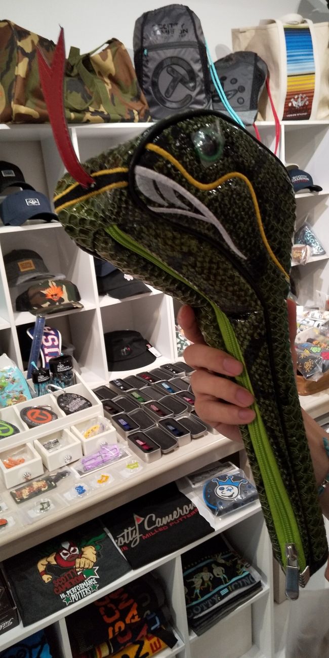 こんな個性的な可愛いヘビのカバーが！メールで欲しいか聞いたら要らないと(>_<)ゴルフ場で目立つ事間違いなしなのになあ