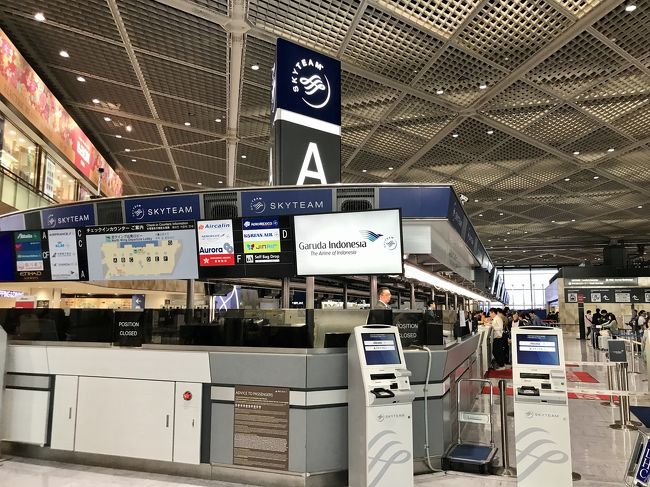 4travel経由でグローバルWiFiも頼んでいたので、そちらの受け取りと外貨両替(3万円分程)を済ませ、チェックインカウンターへ。<br />並び席確約をしていなかったため、事前にWebチェックインをして席は隣同士を確保してました。ただチェックイン済みの人の優先レーンは無いので、皆と同じ所に並びます。<br />ガルーダインドネシア航空はスカイチームなのですが、ANAのマイルが貯まりますので、カウンターでカードを出して付けてもらいます。