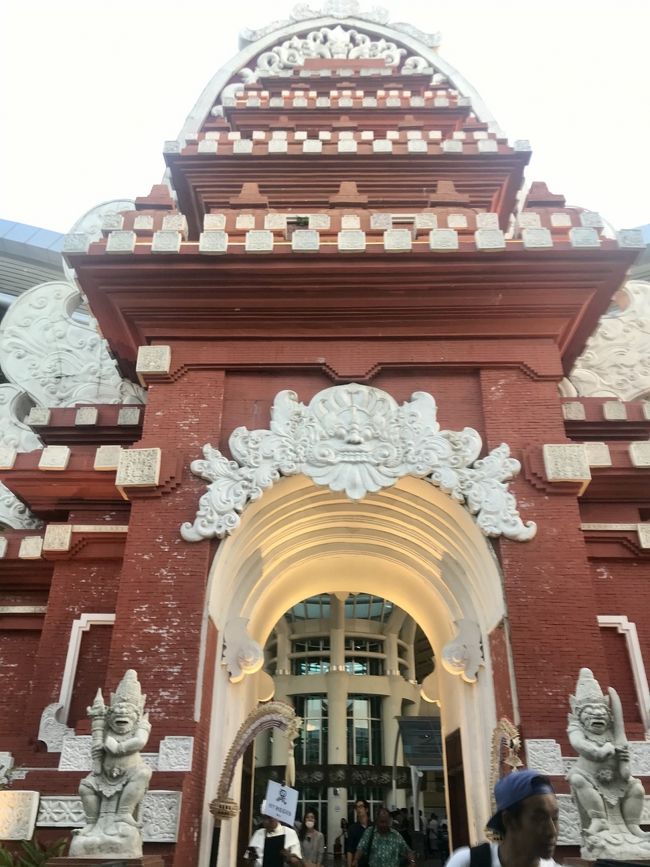 ターミナルのエントランス。<br />ホテルへの送迎をお願いしてたので、ここに出る手前にネームプレートを持った人達がいっぱいるなかセントレジスの旗を見つけ、連れて行ってもらいます。