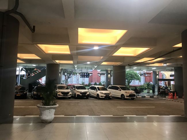 送迎の車などが集まるロータリー