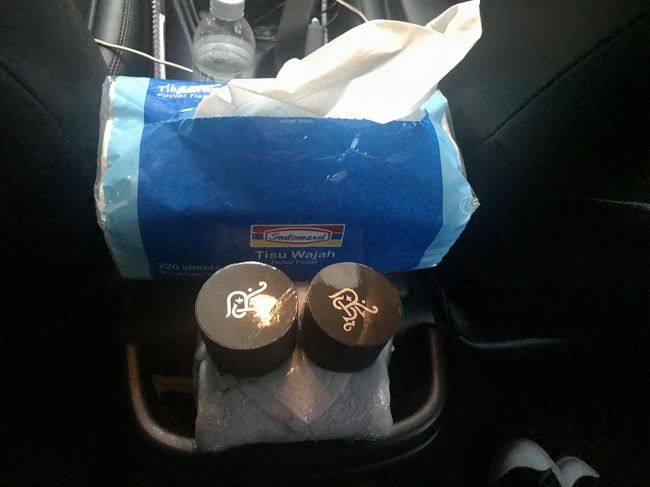 水の他、冷たいおしぼりと、チョコのサービス。