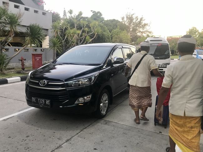お迎えの車。<br />ちなみにバリに走っている車は9割くらい日本のメーカーで、車種はアジア専売車が多かったです。<br />こちらもトヨタ イノーバ。