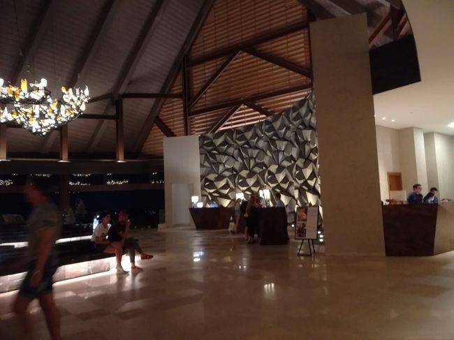 左手がフロント<br />右手にお二人写っているカウンターがコンシェルジュ。<br />こちらでビーチクラブ行きのバスの予約を行います。