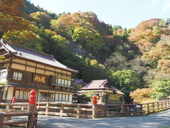 今度はさすがにバスに乗って東山温泉へ。よく見るこの角度の写真を撮りたかったので。土曜日の午前中のためか、温泉街は静かで寂しいかんじ。どうやらこの近くに足湯があったらしい。入ってくればよかったなぁ。