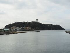 片瀬橋から見た江の島。こんな目の前で見るのは何年ぶりだろう。