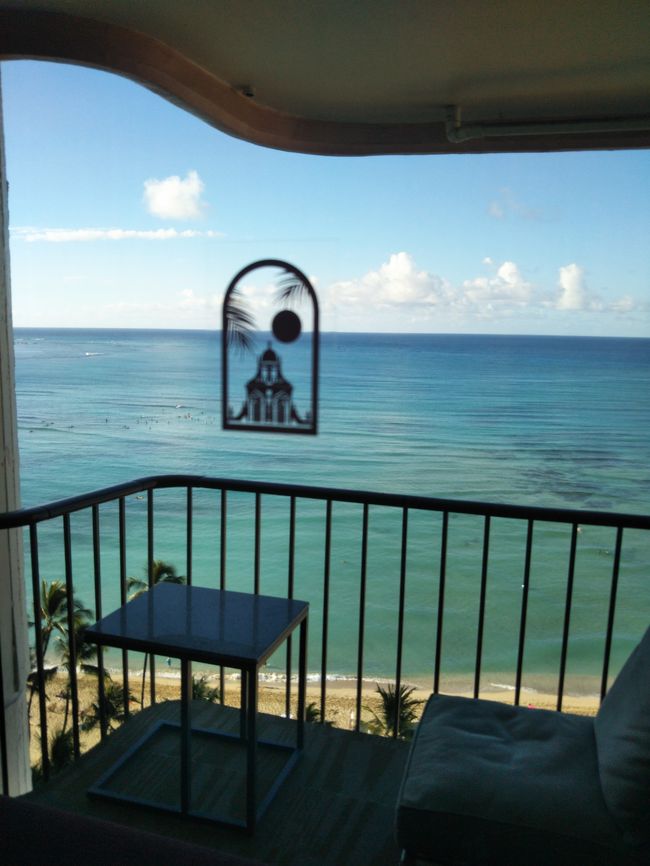 マイラニタワーのフェンスフロアの部屋からのワイキキビーチ<br />（部屋からソファを出してます）ビールやコーヒー飲んだり、読書したりお気に入りの場所でした。