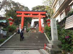 江島神社。鮮やかな朱の鳥居を潜ります。エスカー乗り場は左にあります。