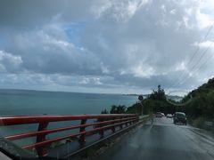 雨が少し上がり始めてきたー。「宮城島」の高台からの景色。車からの眺めですが、海がキレイ～。