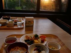 朝食バイキング。
朝ちゃんと早く起きて朝ごはんを食べるのなんて旅行中だけです。

今日は和食多めです。
毎日沖縄そばが食べられてうれしいな。
