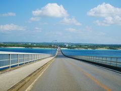 来間大橋を宮古島に戻ります。
天気がよくなって海の青が綺麗！