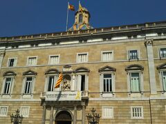 反対側にはカタルーニャ自治政府庁。
