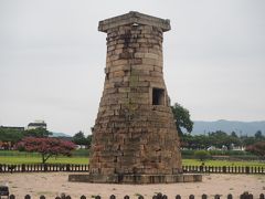 新羅の善徳女王（在位632-647）の時代に建てられたとされる天文台。窓は南中の方角を向いるそうです。