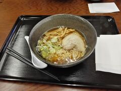 目的地より少し手前で、お腹がすいたので昼食。
お昼は高山ラーメン。
たまたま、なんとか感謝祭とかで割引中になっていて500円でラーメンをいただく。

これからハイキングを楽しむための腹ごしらえ。
